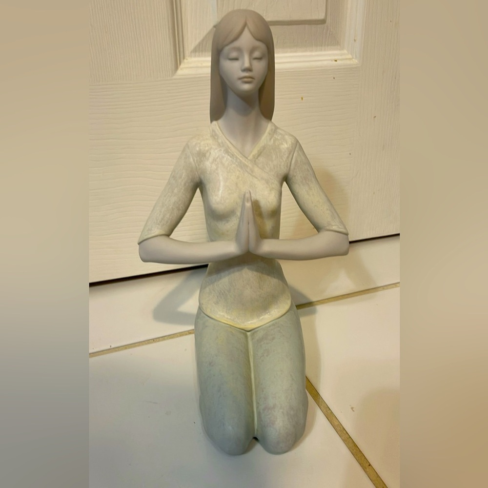 LLADÓ PRAYING GIRL